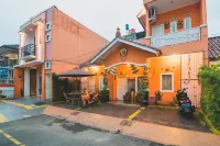 RedDoorz Syariah Near Margahayu Raya Hotels in Buahbatu