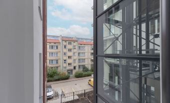 Warsaw Radna Apartment by Renters