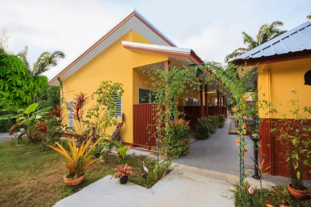 Ban Elephant Blanc Bungalow