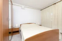 Apartments and Room Mate-Mare - parking