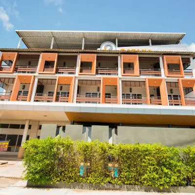 Ratana Hotel Sakdidet, Phuket Town Отели рядом с достопримечательностью «Залив Макхам»