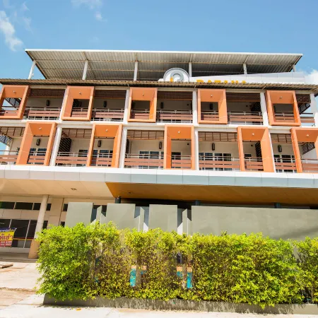Ratana Hotel Sakdidet, Phuket Town Отели рядом с достопримечательностью «Школа Dowroongwittaya»