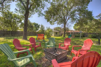 Stylish Home - Lrg Yard with Games Grill & Hot Tub