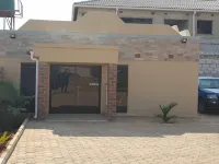 Ticheze Lodge and Car Hire - Alloggi
