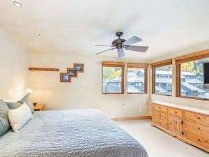 Lodge Life! Walk Or Shuttle To Lifts + Fireplace, Hot Tub 2 Bedroom Condo by Redawning