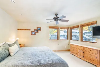 Lodge Life! Walk or Shuttle to Lifts + Fireplace, Hot Tub 2 Bedroom Condo by Redawning Hotel di Telluride