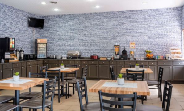 AmericInn by Wyndham Cedar Rapids North