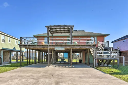 Walk to Shore and Restaurants Surfside Beach Home!