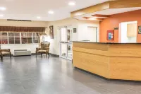 Super 8 by Wyndham Columbus West - parking