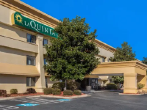 小石城北部麥凱恩購物中心拉昆塔温德姆套房酒店 北小石城酒店