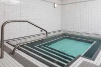 Super 8 by Wyndham Winnipeg West - Hot Tub