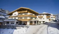 Kräuterhotel Hochzillertal فنادق في Stumm