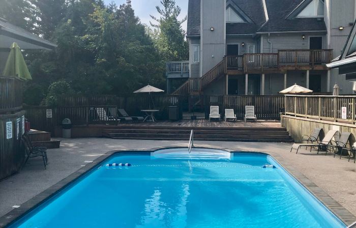 Slope-Side Studio Bliss: Ski-in/Ski-Out, Renovated at Blue, Hot Tub, Fast Wi-Fi