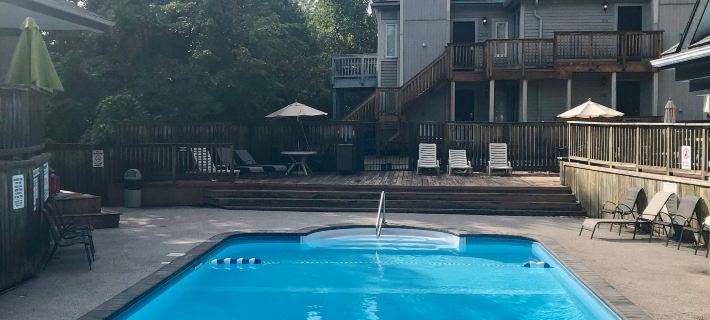 Slope-Side Studio Bliss: Ski-in/Ski-Out, Renovated at Blue, Hot Tub, Fast Wi-Fi Ξενοδοχεία στην πόλη Grey County