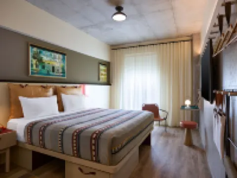 Moxy Charleston Downtown Hotels near Charleston City Market