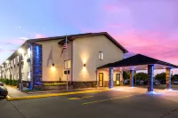 Quality Inn Galesburg Near US Highway 34 and I-74 - parking