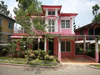 Villa Kota Bunga Sakura Hotels in Pacet
