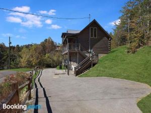 Impressive Family Cabin near Sevierville, TN