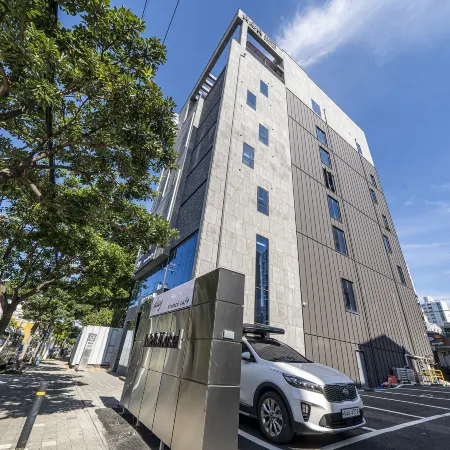 R&B Business Hotel