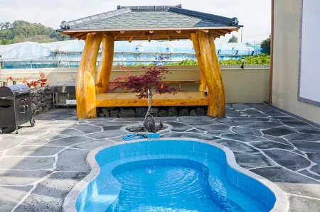 Seogwipo Haengbok Pension Отели рядом с достопримечательностью «Soesokkak Estuary»