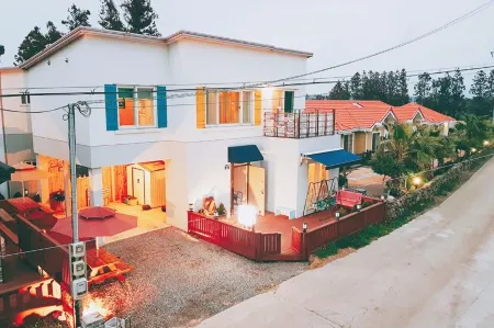 Seogwipo Sunttoleomeong Pension Отели рядом с достопримечательностью «Shinhwa Theme Park»