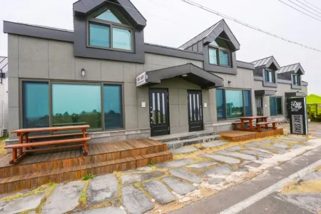 Seogwipo Day Stay House Pension Отели рядом с достопримечательностью «The Venice Land»