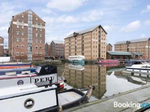 Elliot Oliver - Luxurious Two Bedroom Apartment in the Docks