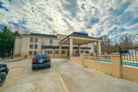 OYO Hotel Rome West GA - parking