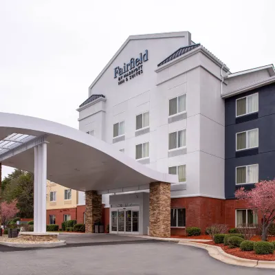 Fairfield Inn & Suites Greensboro Wendover Отели рядом с достопримечательностью «Торговый центр Four Seasons»