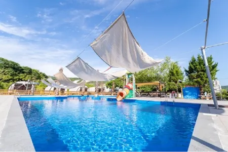 Gyeongju Tentaus Glamping & Auto Camping & Caravan Отели рядом с достопримечательностью «Яндон»