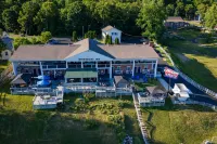 Riverboat Inn & Suites