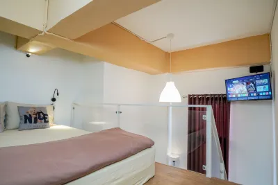 LOFINN Guesthouse Kauman regency kristal 2 / 85 주변 호텔