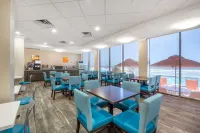 Comfort Inn & Suites Daytona Beach Oceanfront - breakfast