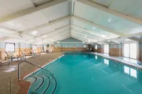 Holiday Inn SOUTH PLAINFIELD-PISCATAWAY by IHG - Pools
