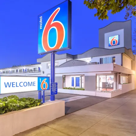 Motel 6 San Jose, CA - Convention Center Отели рядом с достопримечательностью «Спортивный комплекс «SAP-центр»»