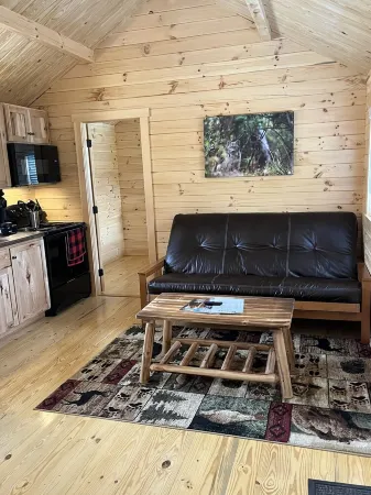 Cozy Log Cabin w/ Loft #14. Minutes from Seven Springs and Hidden Valley!
