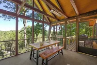Treehouse Cabin w Mountain & River Views +Arcades +Hot Tub