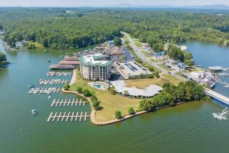 Luxury Lakefront Condo In The Heart of Smith Mtn. Lake!!! 4BR 3BA!!! Отели в г. Гиллс Крик