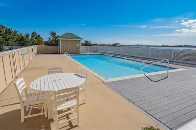 Sound front condo, pool, water access, & sunsets 서프사이드 플라자 주변 호텔