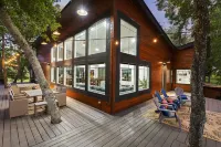 LUX Modern "Treehouse" on Private Lake - Gameroom, Kayaks, Bunkhouse, more!