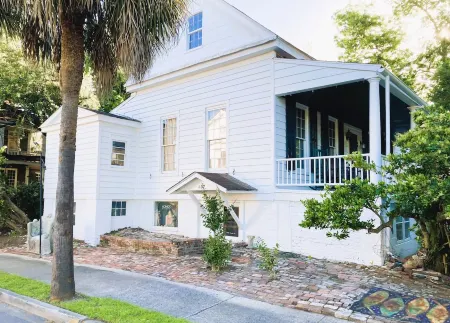 Beaufort Old Point Artist Suite Отели рядом с достопримечательностью «Spanish Moss Trail Train Depot»