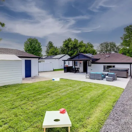 Hot Tub, Fire Pit, Ping-Pong, 3 min walk to Olde Town Arvada!
