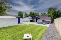 Hot Tub, Fire Pit, Ping-Pong, 3 min walk to Olde Town Arvada!