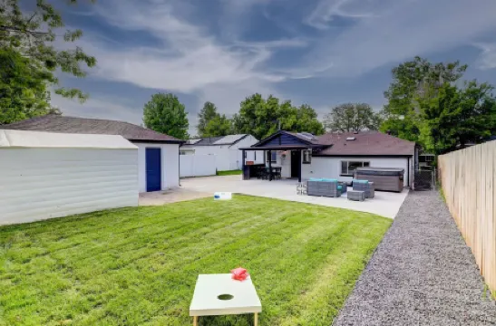 Hot Tub, Fire Pit, Ping-Pong, 3 min walk to Olde Town Arvada!