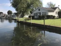 Cheerful 3 bedroom cottage with River access. Hotel a Clay Township