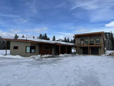 Wolfcreek Lodge - Modern 3 bd house on a ski trail and river access/hiking trail