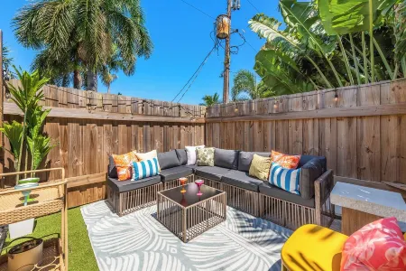 Lux WPB Oasis, Pool/Spa, Game Room,  Sleeps 12! Отели рядом с достопримечательностью «Университет Палм Бич Атлантик»