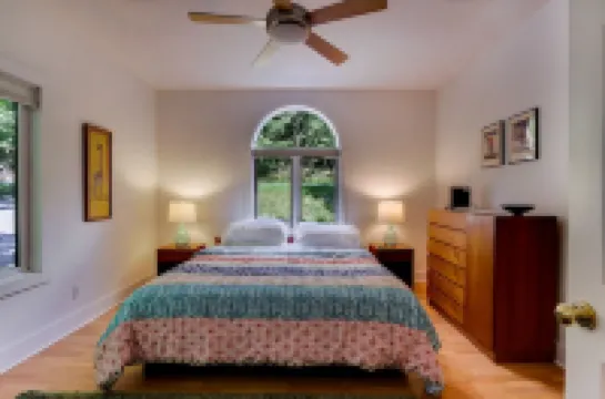 Mid-Century Modern: Pet Friendly-Hot Tub~Grill~Creekside