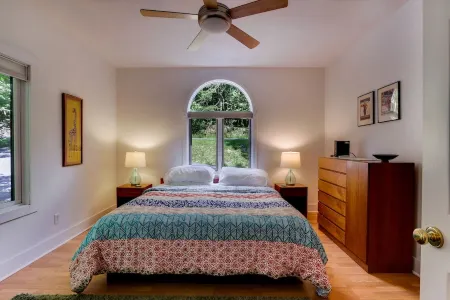 Mid-Century Modern: Pet Friendly-Hot Tub~Grill~Creekside