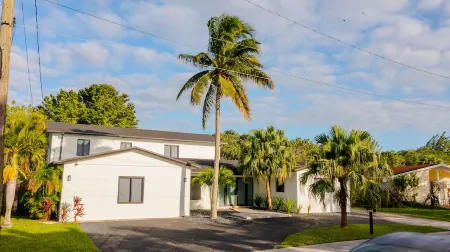 Miami World Mansion/ Waterfront Deck/ GameRoom/ 9Bedrooms/ Work Area/ Playground